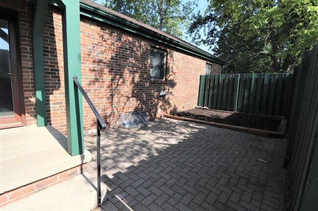 Building Photo - 4554 Sandringham Dr