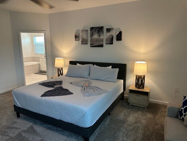 Building Photo - Spacious 4 bedroom 2.5 Bath, Fully Furnish...