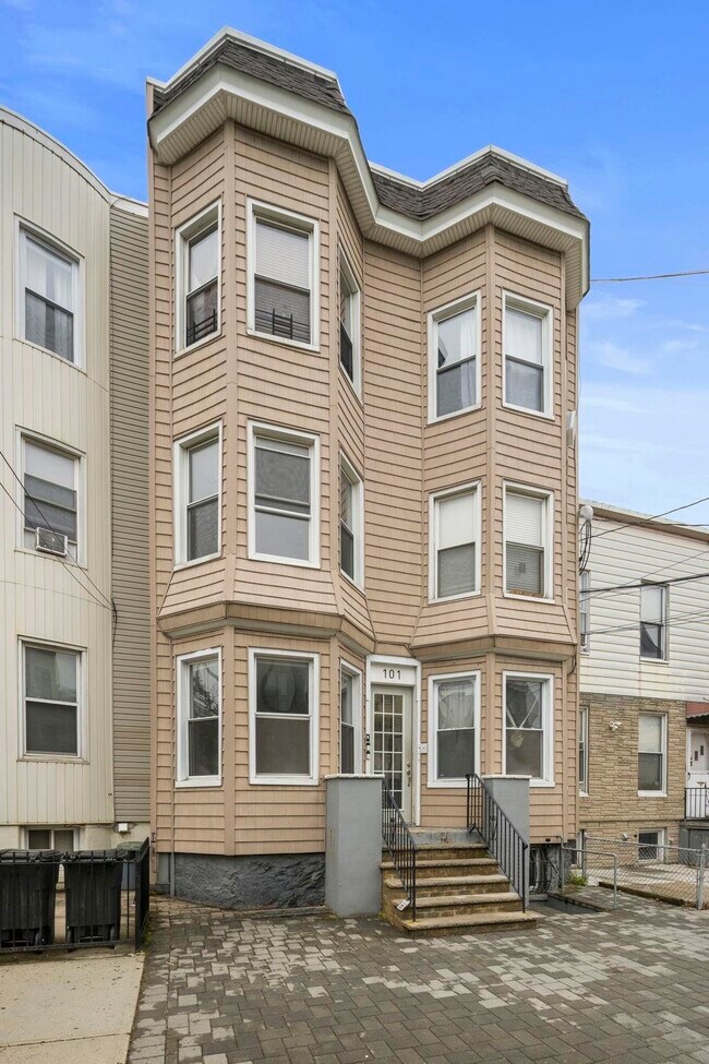 Building Photo - 101 Zabriskie St
