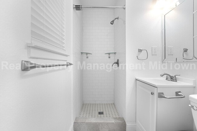 Building Photo - 512 Livingston Dr