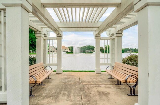 Building Photo - 626 Clarenda Falls Dr
