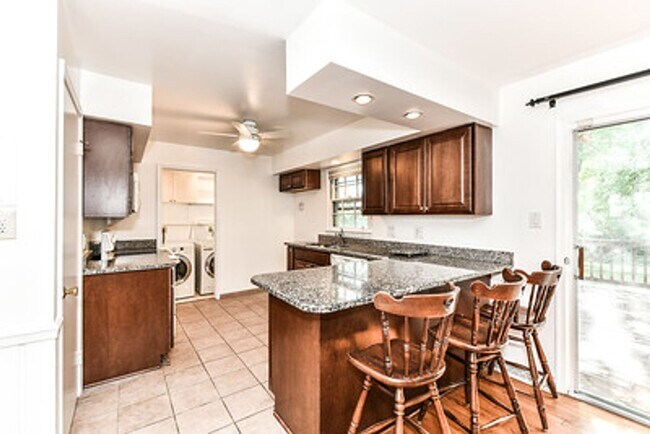 Building Photo - Spacious 4 Bed 2/2 Bath Home with Park-Lik...