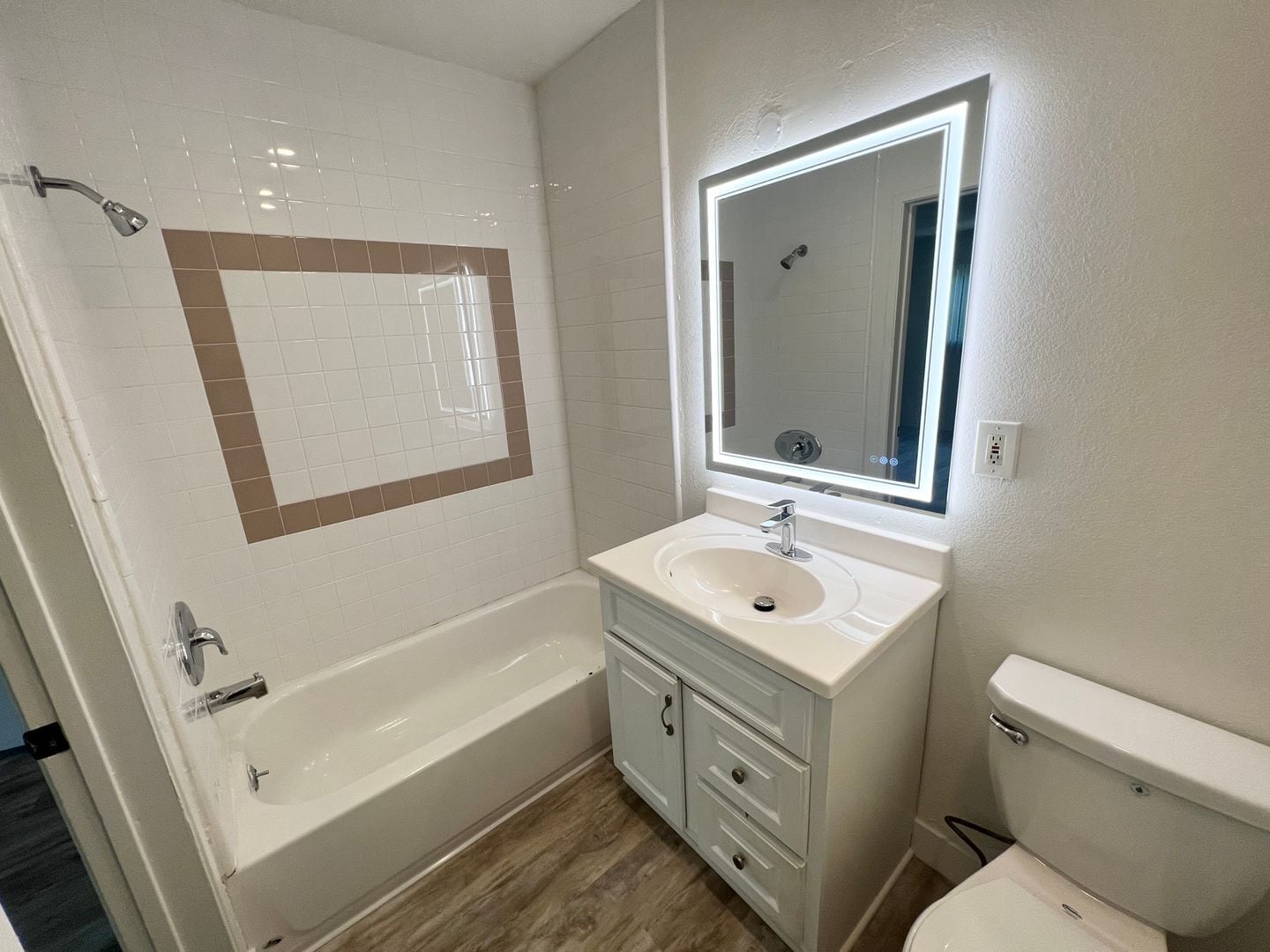 Building Photo - 3359 Mentone Ave