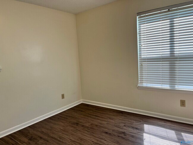 Building Photo - 9718 Wallwood Dr SE