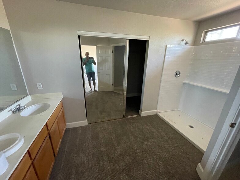 bewly renovated master bedroom and large closet - 3978 Seagull Ct
