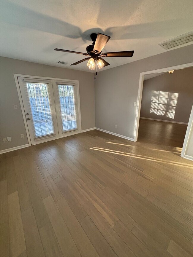 Building Photo - AVAILABLE NOW- LOW MAINTENANCE, MOVE-IN READY PATIO HOME IN NE COLUMBIA!!