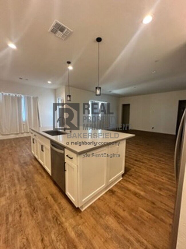 Building Photo - 823 Brookline Ln