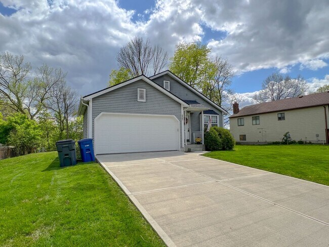 Building Photo - Stunning Rental Home in Indian Creek - Rey...