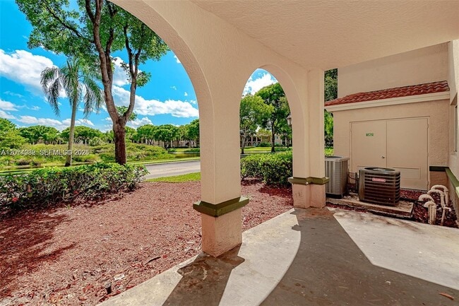 Building Photo - 2452 Centergate Dr