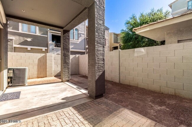 Building Photo - 2402 E 5th St