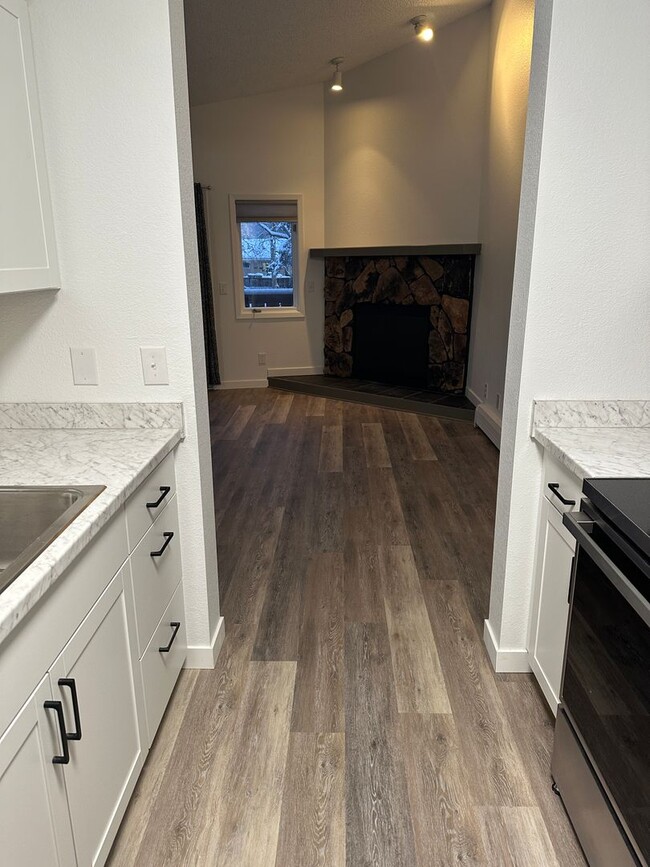 Building Photo - Newly Remodeled, 1 Bed/1 Bath Garage/Washer/Dryer