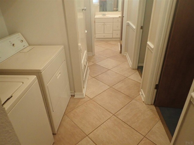 Building Photo - 2830 Hidden Springs Cir