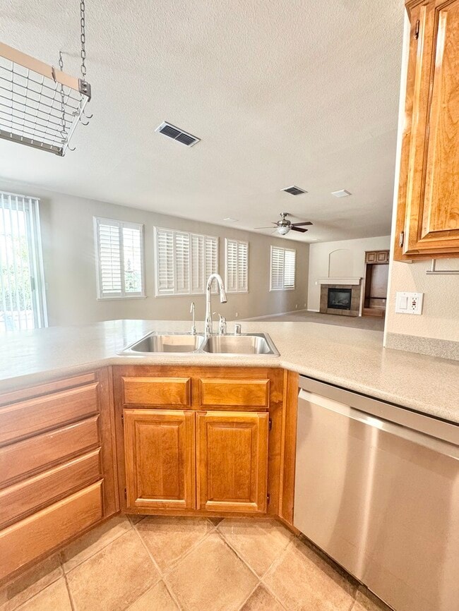 Building Photo - Beautiful large 4 bedroom home in rocklin!