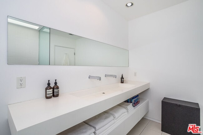 Building Photo - 825 Kings Rd