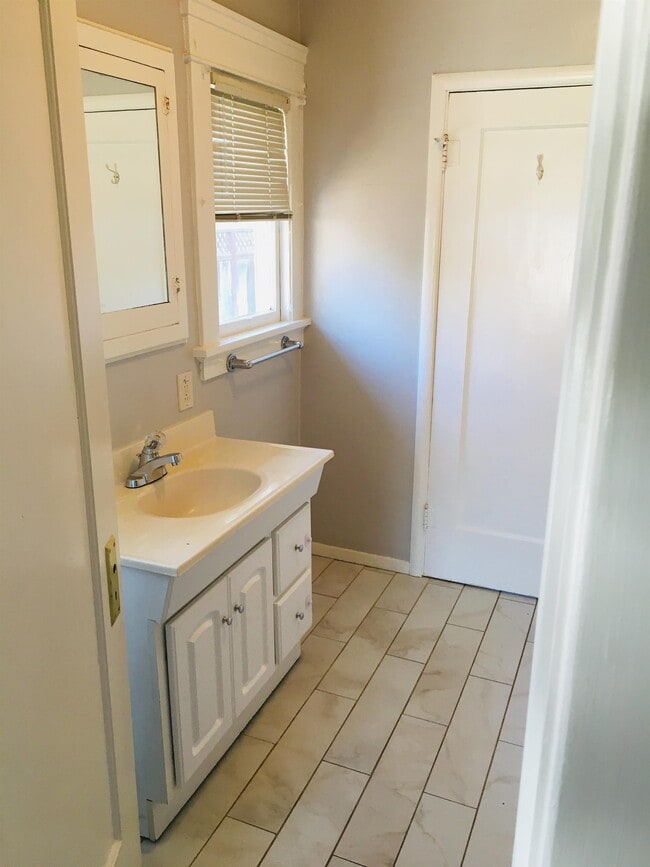 Building Photo - 1122 Channing Ave