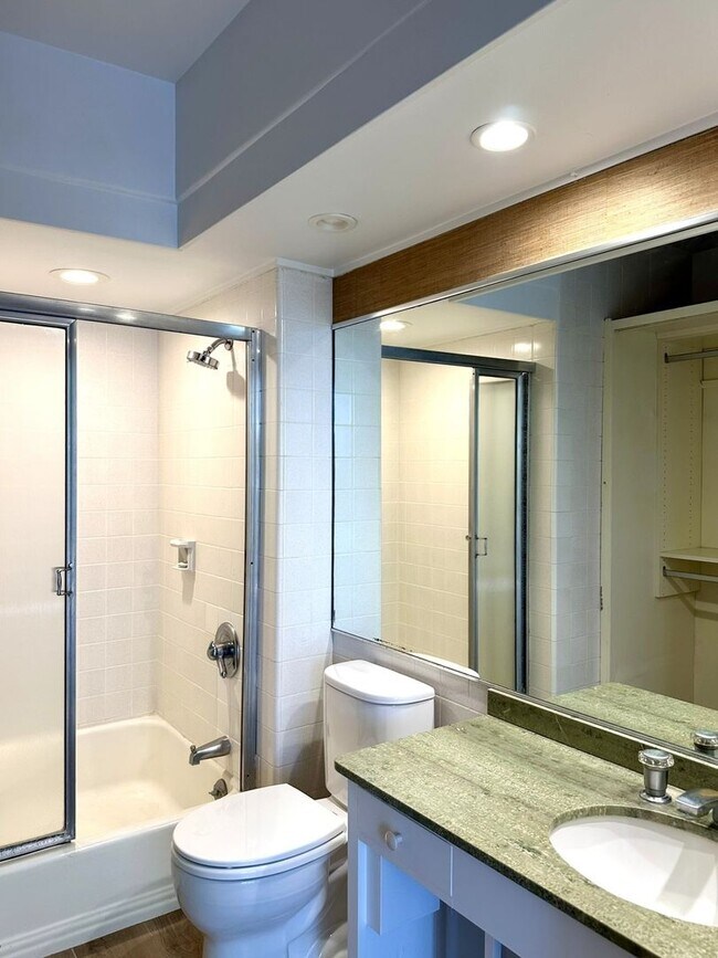 Building Photo - Gold Coast, Tropic Seas - 2BR/2BA/Street Parking Only