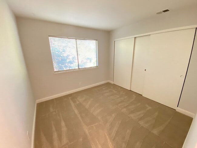 Building Photo - 2 Bed 2.5 Bath Townhouse W/ 2 Car Attached...
