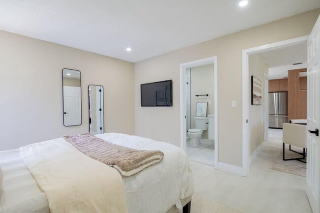 Building Photo - 5409 NE 4th Ave