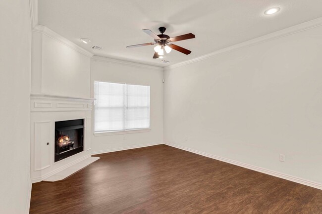 Building Photo - 1/2 OFF FIRST MONTH RENT - 3 bed, 2 bath C...