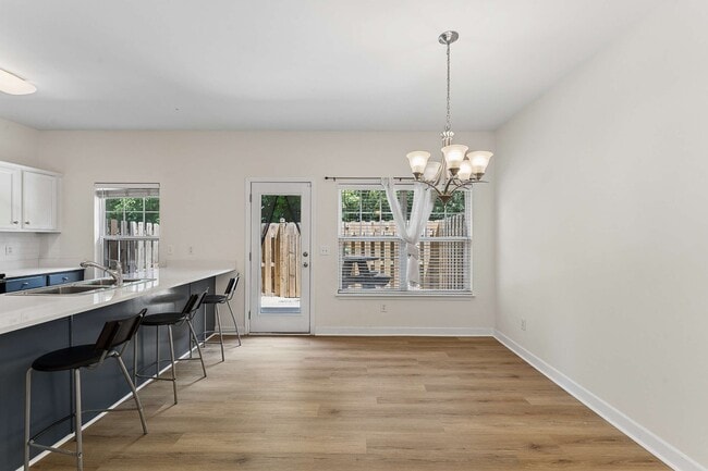 Building Photo - 553 Rosedale Ave