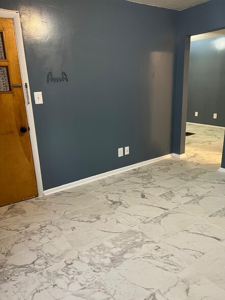 Building Photo - 2 Tracy St