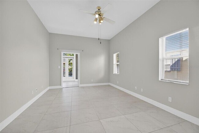 Building Photo - 172 Lake Shore Dr W