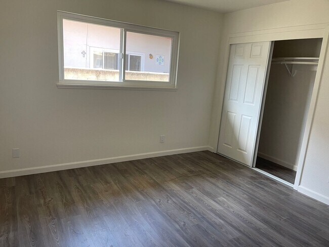 Building Photo - G43100E