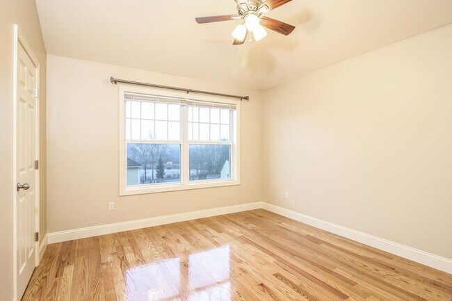 Building Photo - 1104 River View Ln