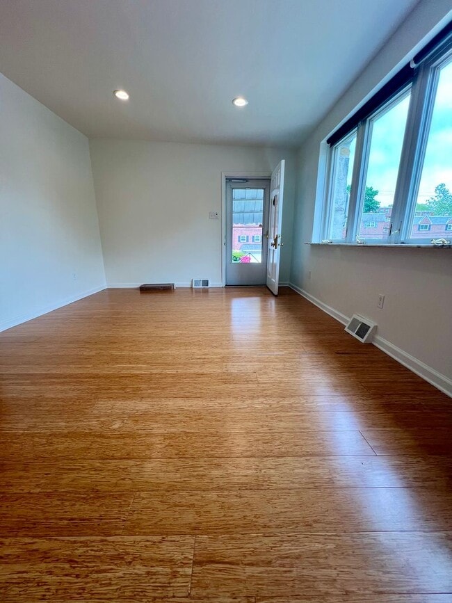Building Photo - Gorgeous 3-Bedroom Townhome with One-Car Garage in Roxborough! Available NOW!