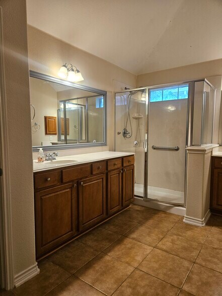 Building Photo - 8562 Robertson Dr