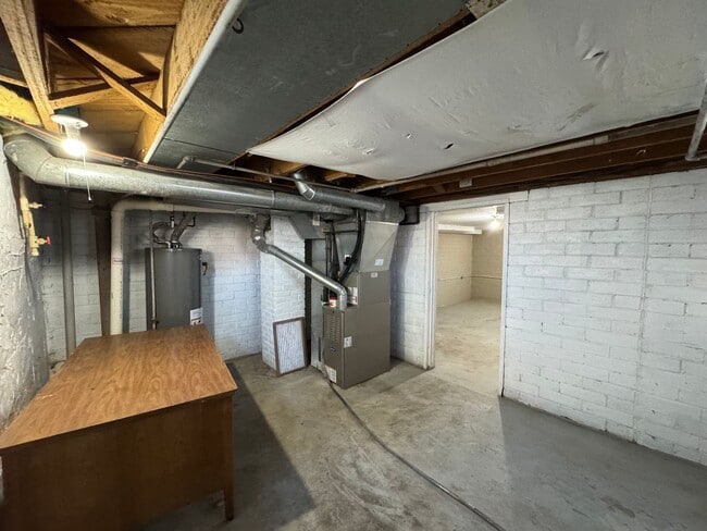 Building Photo - PRICE REDUCED! 4 Bedroom, 1.5 Bathroom Hou...