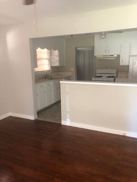 Building Photo - 501 Rosewell Ln