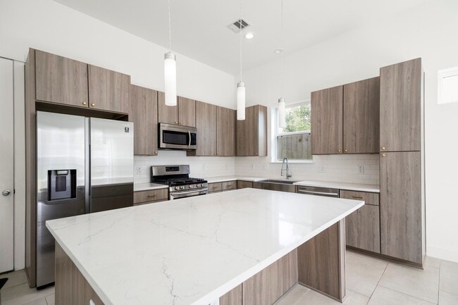 Building Photo - 594 Janisch Rd