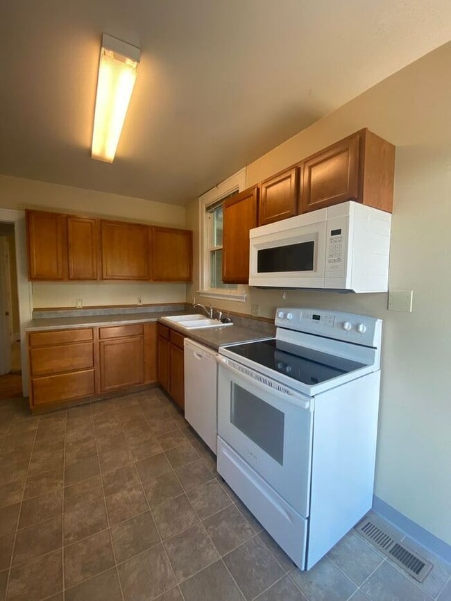 Building Photo - $2,200 | 3 Bedroom, 1.5 Bathroom House | P...