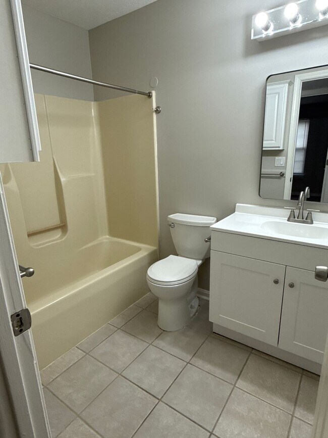 Building Photo - Nice duplex in a convenient location