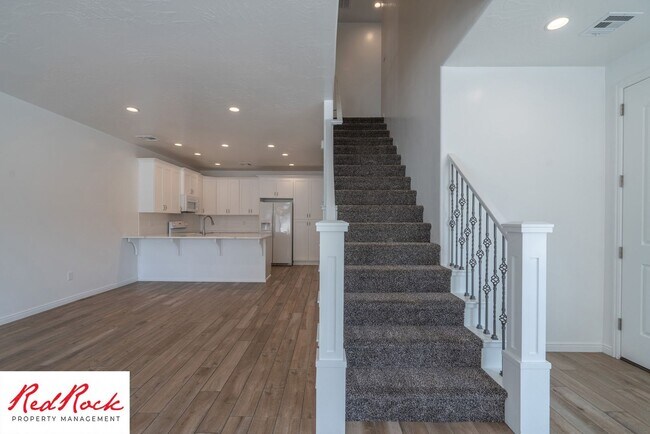 Building Photo - 3 Bedroom, 2.5 Bathroom Townhome in Ivins City