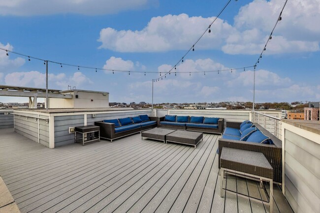 Building Photo - Gorgeous 2 bed + 1 Bath with a VIEW!