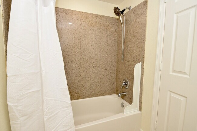 Building Photo - Charming 2nd Floor Unit In Gated Community!