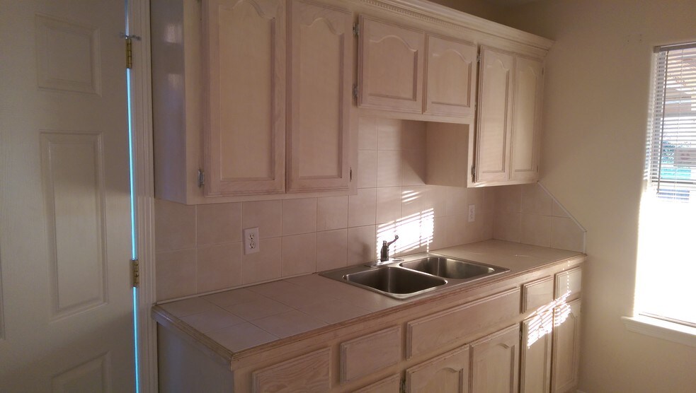 Building Photo - 825 W Bronze Dr