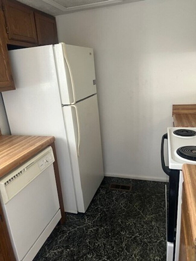 Building Photo - One Bedroom Condo For Rent