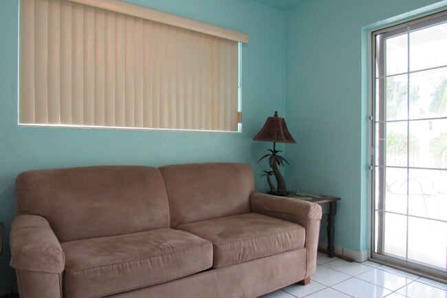 Building Photo - Single Family Home with Private Pool - 2 Bedroom plus bonus room!