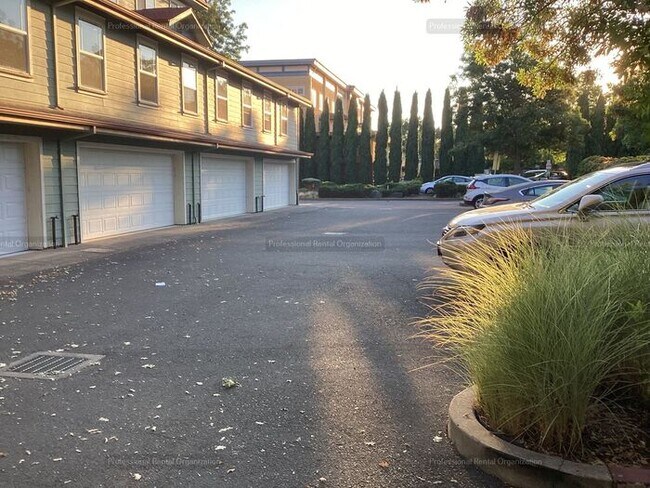 Building Photo - Elegant-Ideally located-Windsor Green End ...