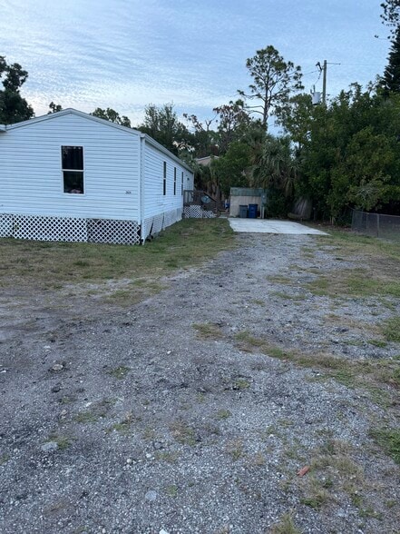 Building Photo - 2024 Laurel Ln