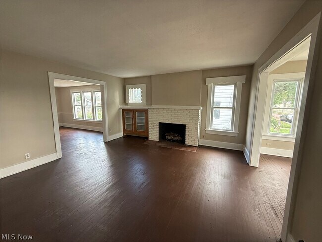 Building Photo - 301-303 Roslyn Ave NW