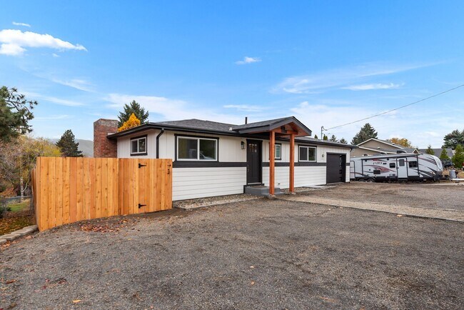 Building Photo - 460 N James Ave