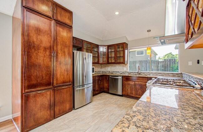 Building Photo - 10546 Rippling Fields Dr
