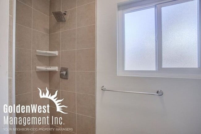Building Photo - Newly Remodeled 5Bdm 3Ba Single-Family Hom...