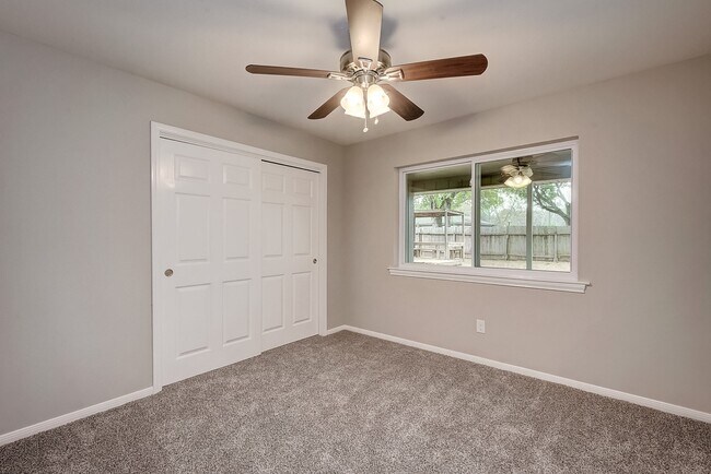 Building Photo - 158 Bluebonnet St