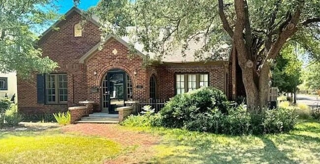 Primary Photo - Fantastic 3 bedroom 2 bathroom house in Te...