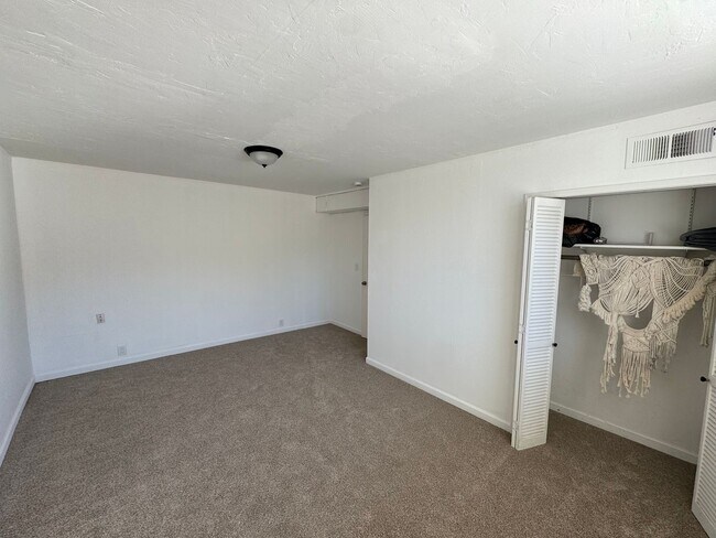 Building Photo - Country Living just minutes from Town